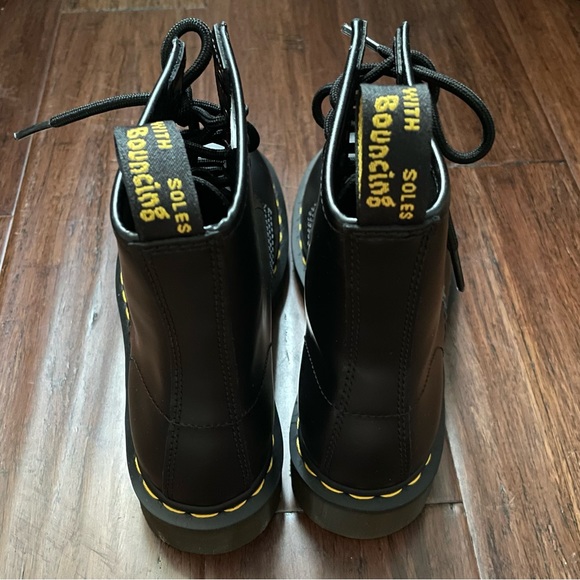 NWT Dr. Martens Women's 1460 Smooth Leather Lace Up Boots Sz 7 Black - Picture 5 of 10